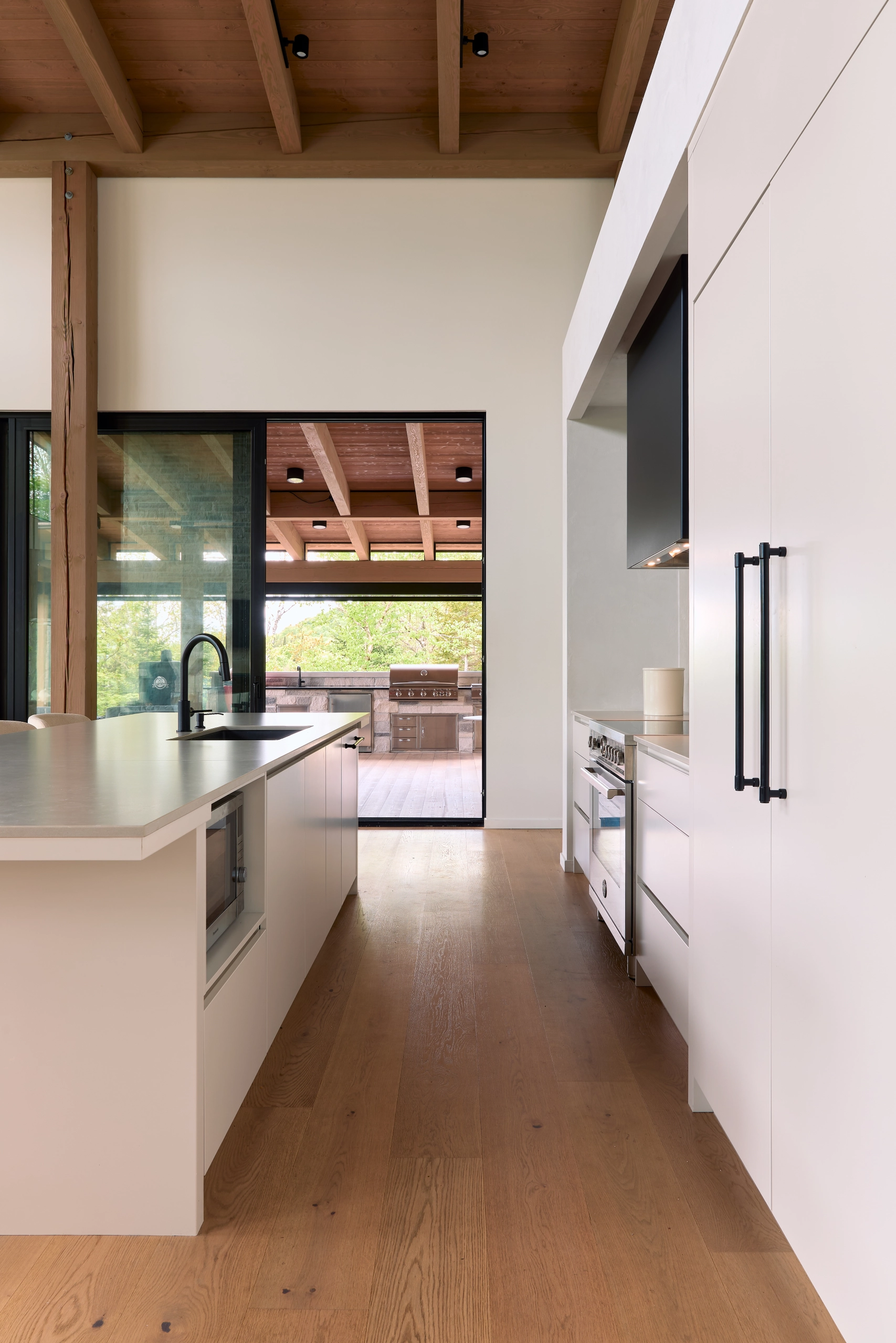 Symbiose Design - Chalet Boucher - cuisine - poutres et poteaux