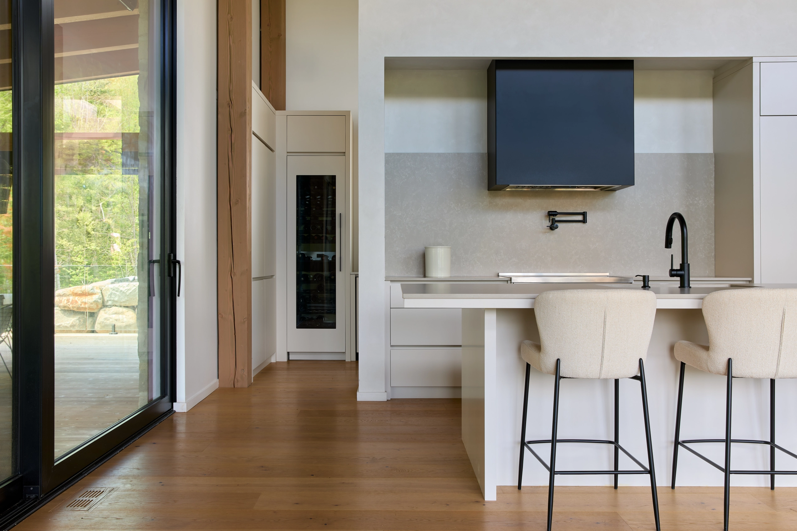 vaisselier d'une maison au plein coeur de l'assomption avec sofa de symbiose boutique