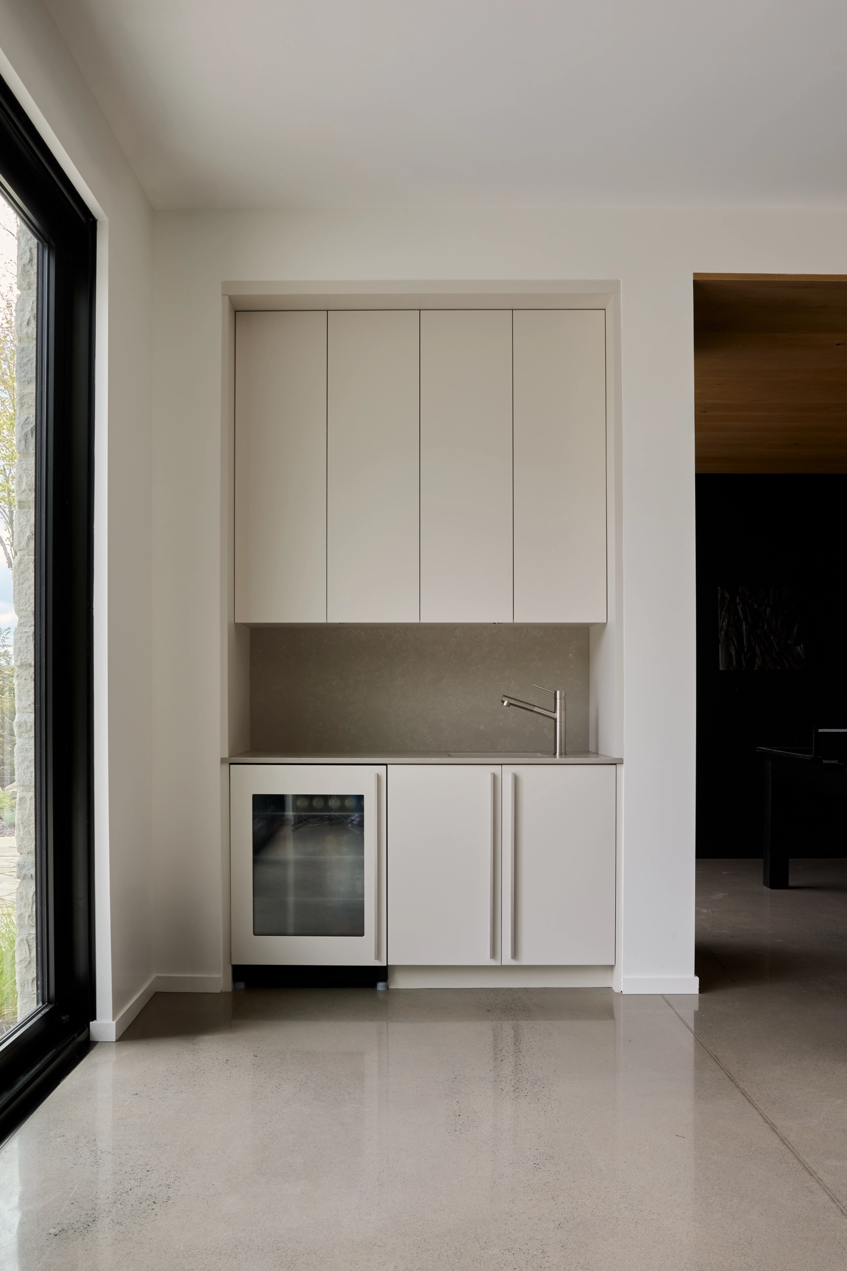 vaisselier d'une maison au plein coeur de l'assomption avec sofa de symbiose boutique