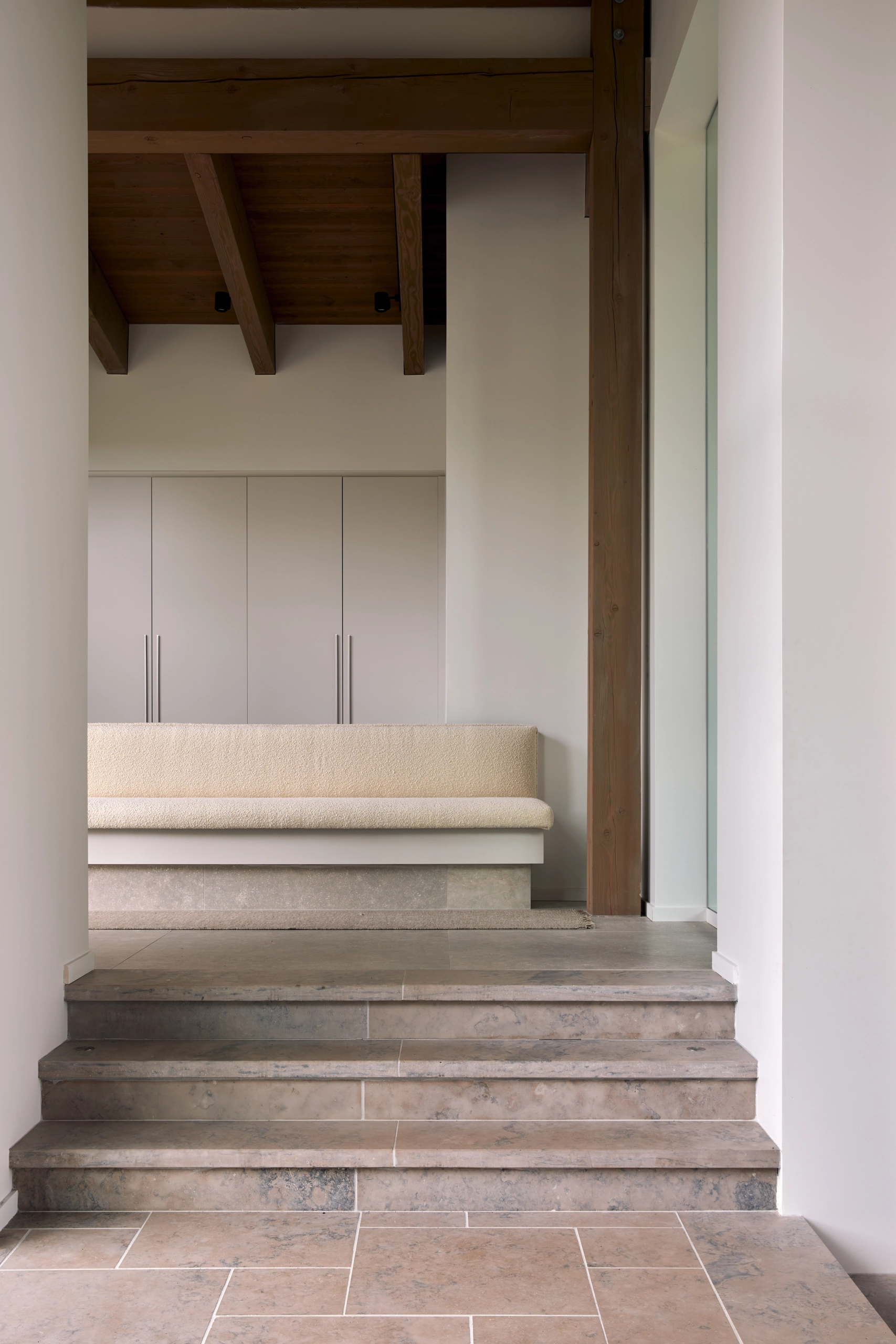 vaisselier d'une maison au plein coeur de l'assomption avec sofa de symbiose boutique