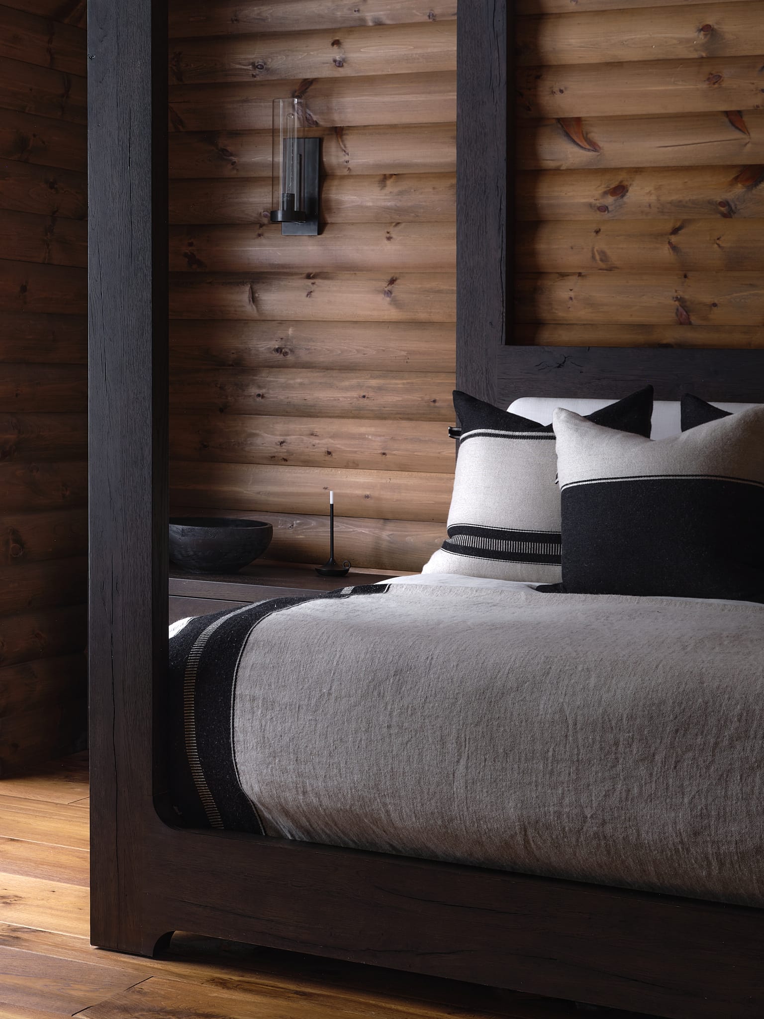 Chambre d'une maison au plein coeur de l'assomption - lit et draps par Symbiose Boutique