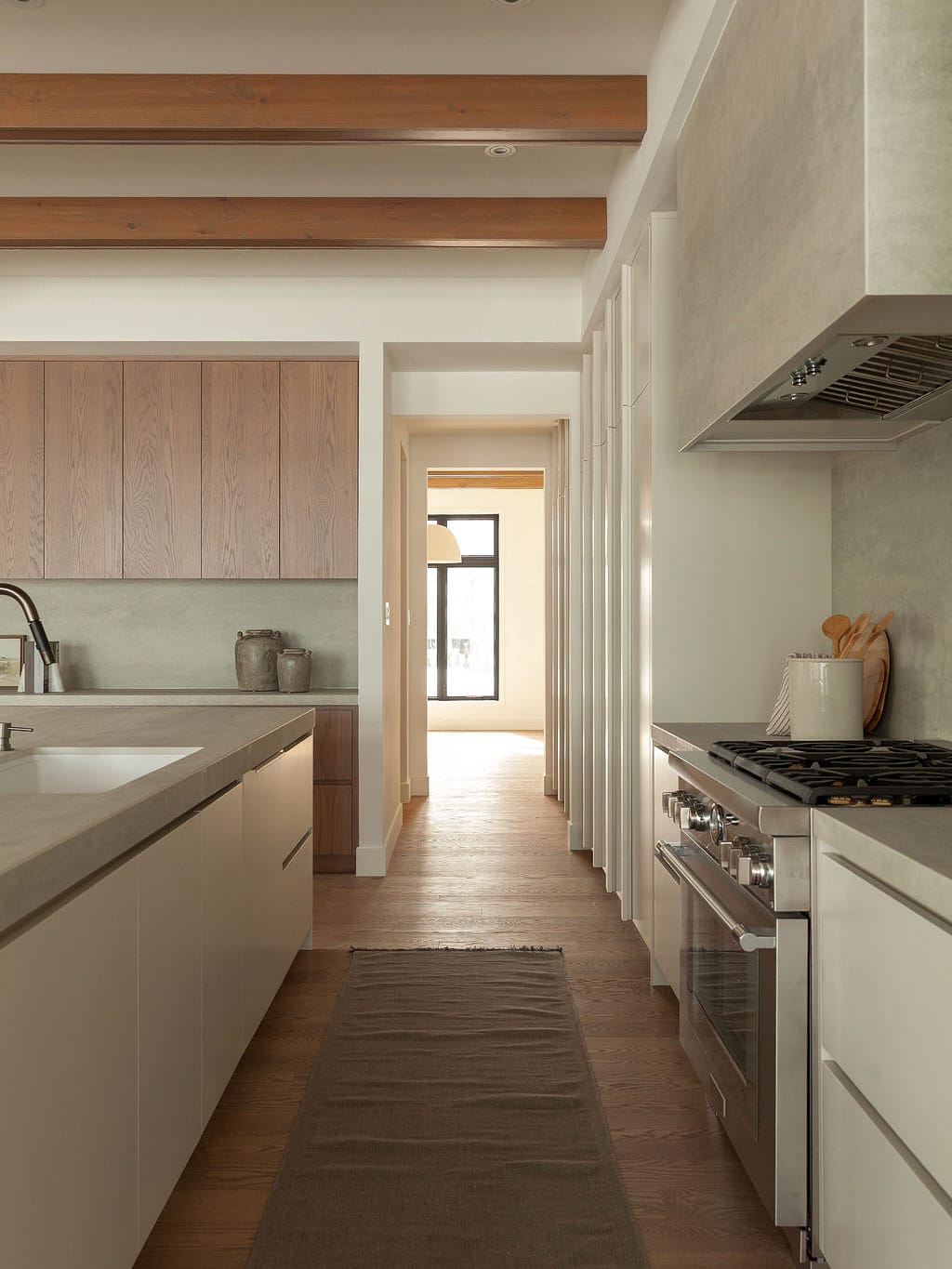 salon avec foyer d'un chalet famillial au mont-tremblant avec structure poutre et poteau