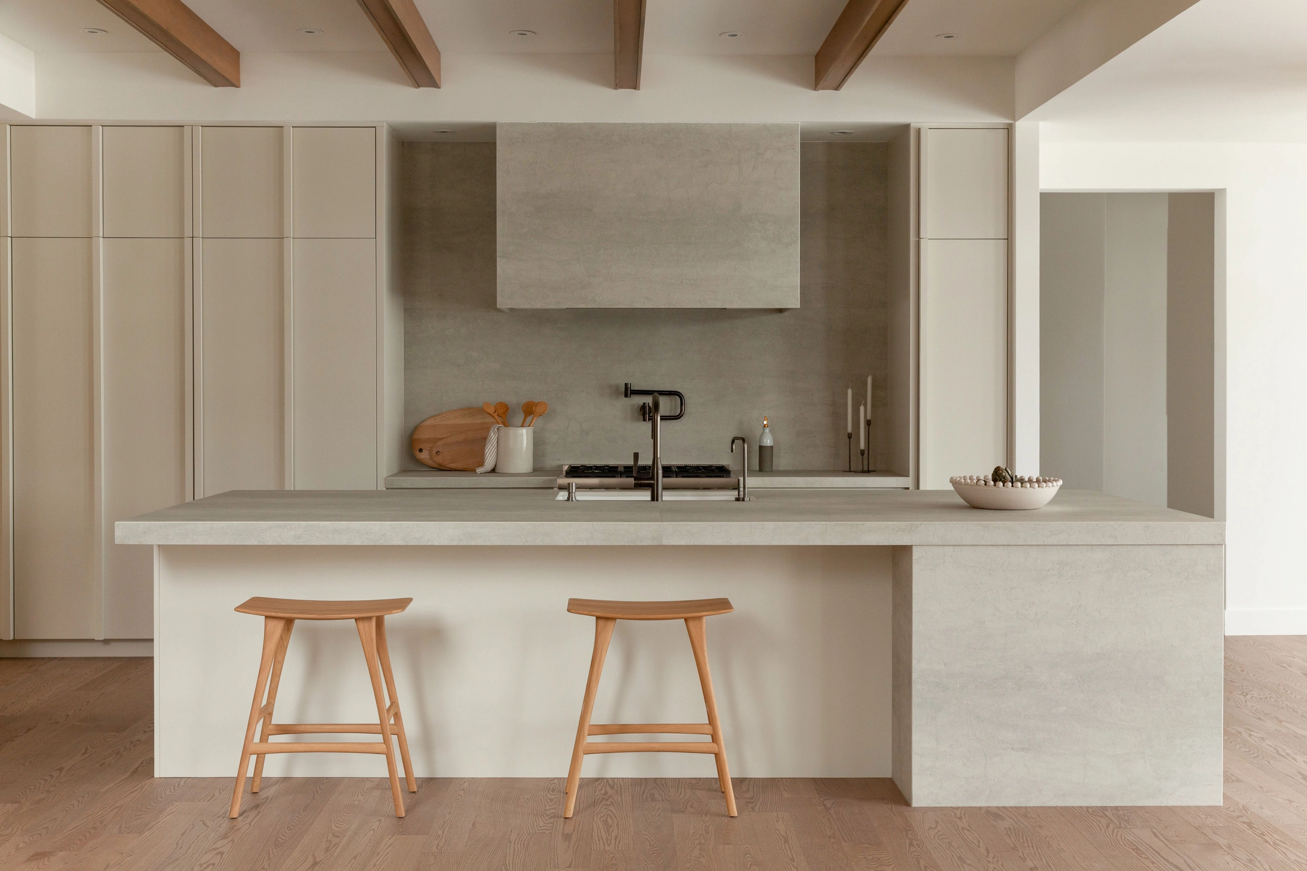 salon d'une maison au plein coeur de l'assomption avec sofa de symbiose boutique